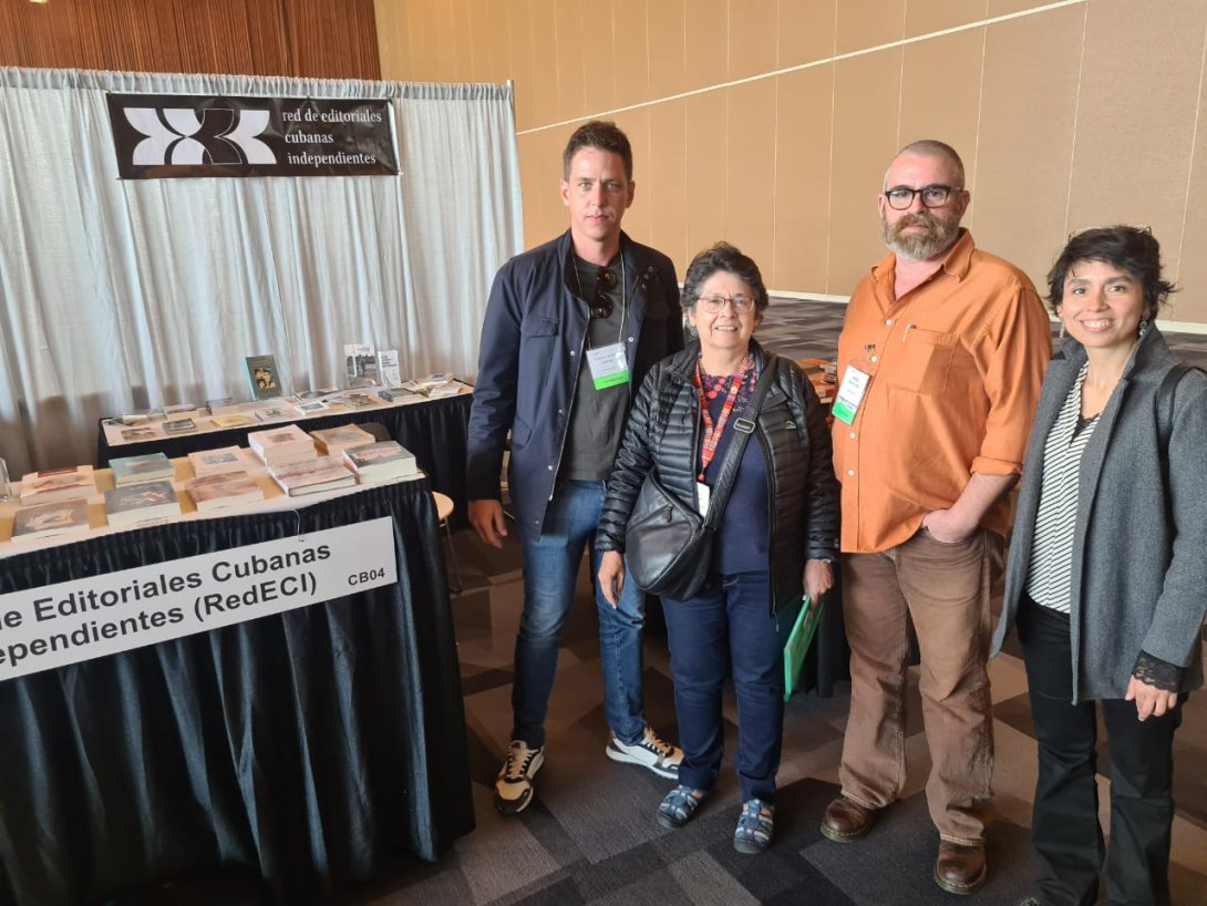 Los editores cubanos Carlos Aníbal Alonso y Waldo Pérez Cino junto a la presidenta de LASA, Margarita López Maya, y la académica Magdalena López.