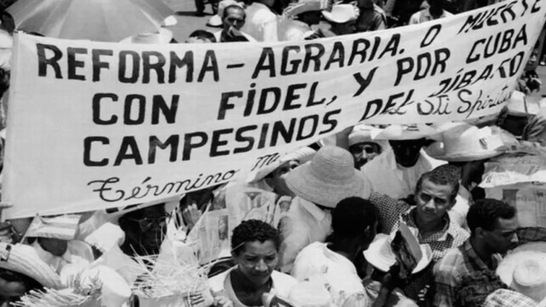 Manifestación en Cuba a favor de la Ley de Reforma Agraria a inicios de la revolución..