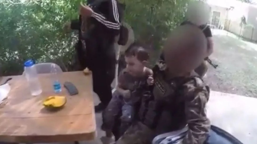 Milicianos de Hamás con niños rehenes.