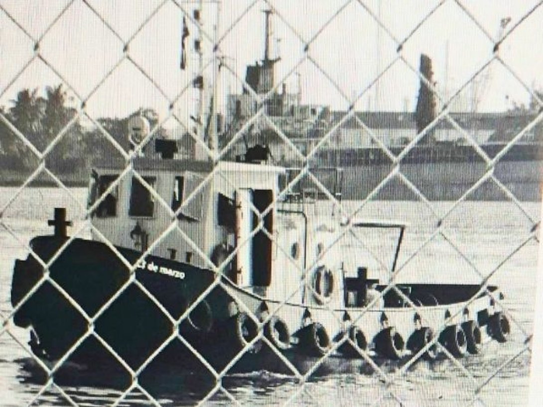 Remolcador 13 de Marzo en la bahía de La Habana antes del hundimiento ocurrido en 1994.
