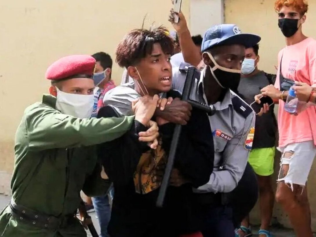 Represión a joven manifestante  del 11J.