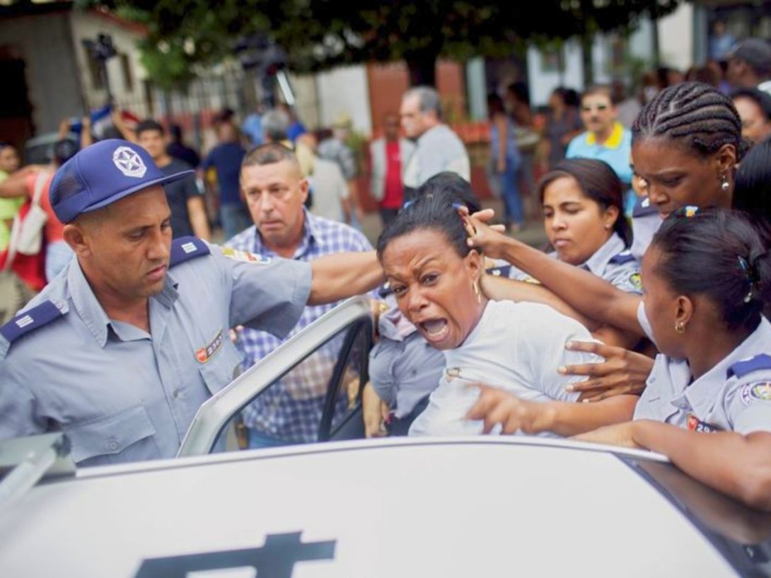 Policía cubana reprime a integrante de las Damas de Blanco durante una protesta en La Habana (10 de diciembre 2015). Foto: Reuters. 