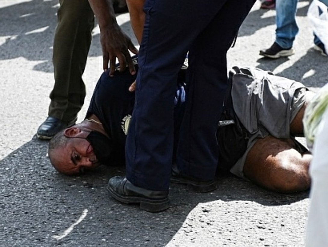 Hombre caído. Víctima de las protestas en Cuba.