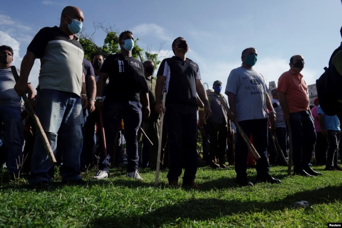 Represores, policías vestidos de civil. Protestas en Cuba