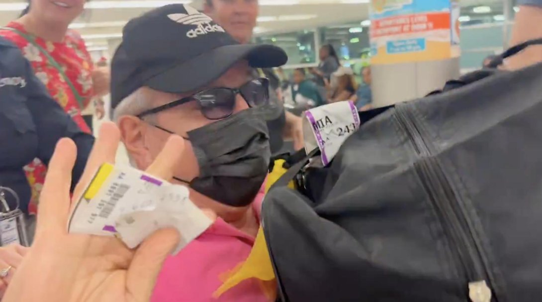 Ex-dirigente del PCC Manuel Menéndez Castellanos llegando a Miami.