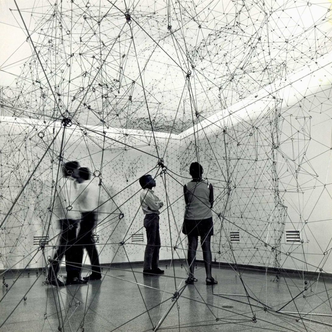 "Reticulárea" (1969) de Gertrud Goldschmidt (Gego) en el Museo de Bellas Artes de Caracas, Venezuela.