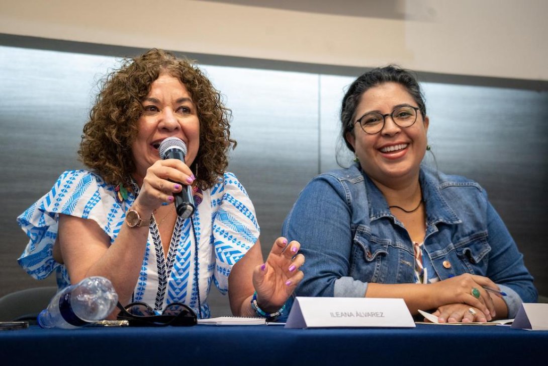 La escritora cubana Ileana Álvarez y la activista nicaraguense Edipcia Dubón.