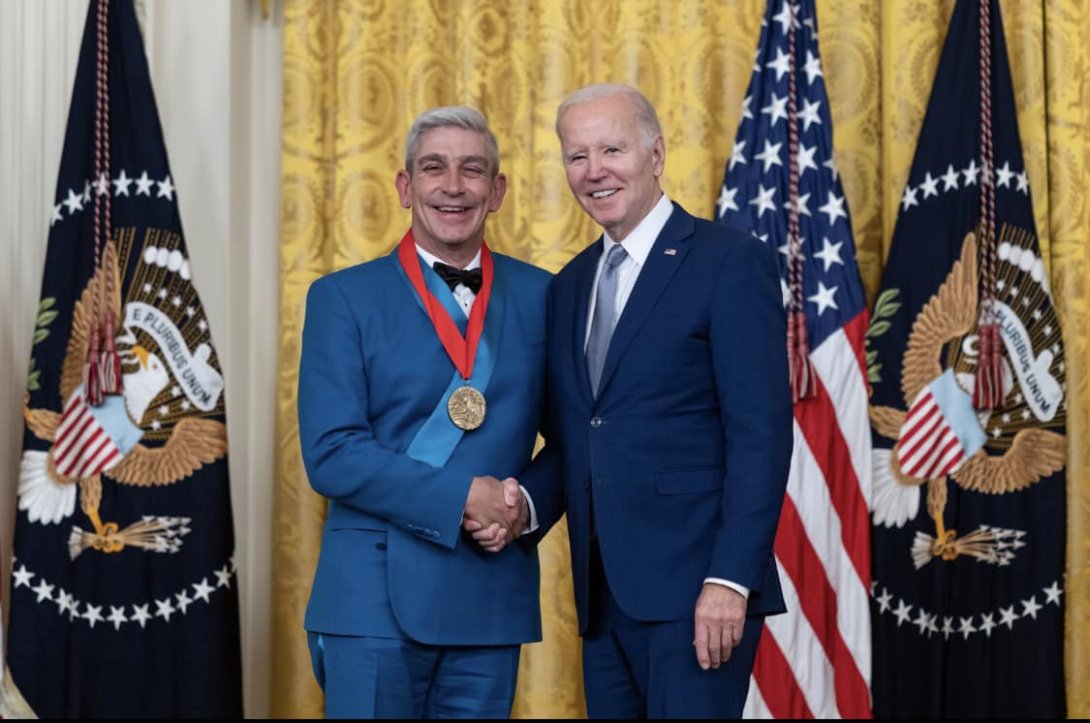El poeta cubano Richard Blanco junto al presidente de EEUU al recibir la condecoración.