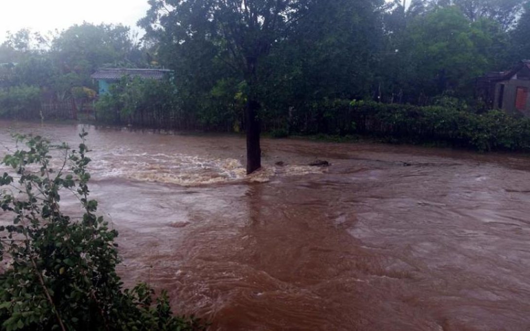 Río de Guayacanes desbordado. Foto: Roberto Carlos Armas Díaz