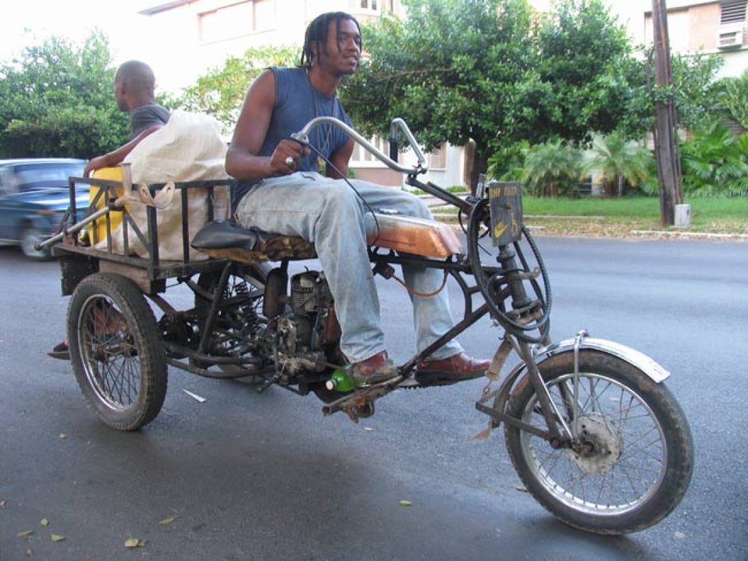 Bicicleta con motor y remolque.