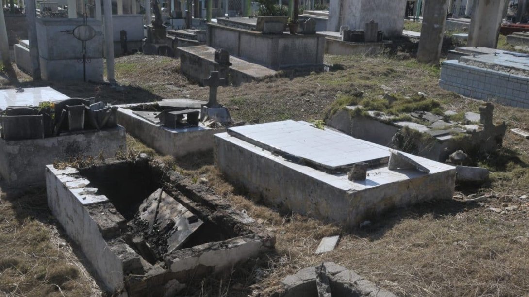 Cementerio en Cuba en mal estado. Foto de Ramón P. Salazar.