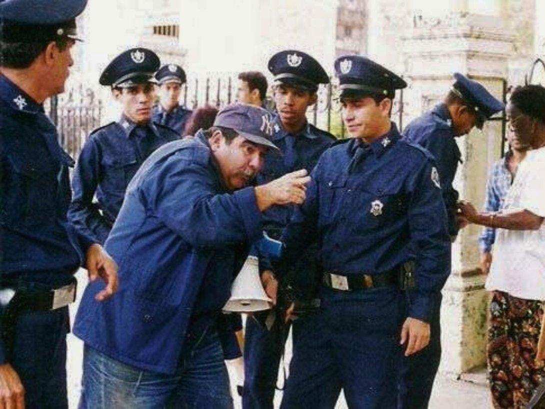 El asistente de dirección cubano Roberto Viña dando indicaciones durante el rodaje del largometraje de ficción cubano-argentino "Operación Fangio" (2000) de Alberto Lecchi.