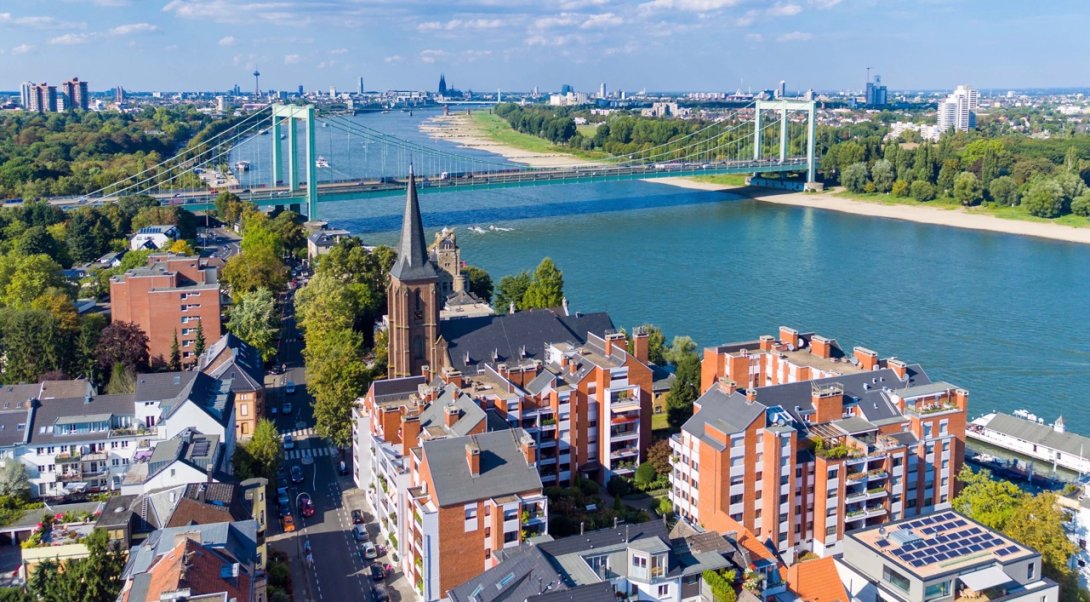 Vista del puente Colonia Rodenkirchen sobre el río Rin en la ciudad de Rodenkirchen, Alemania.