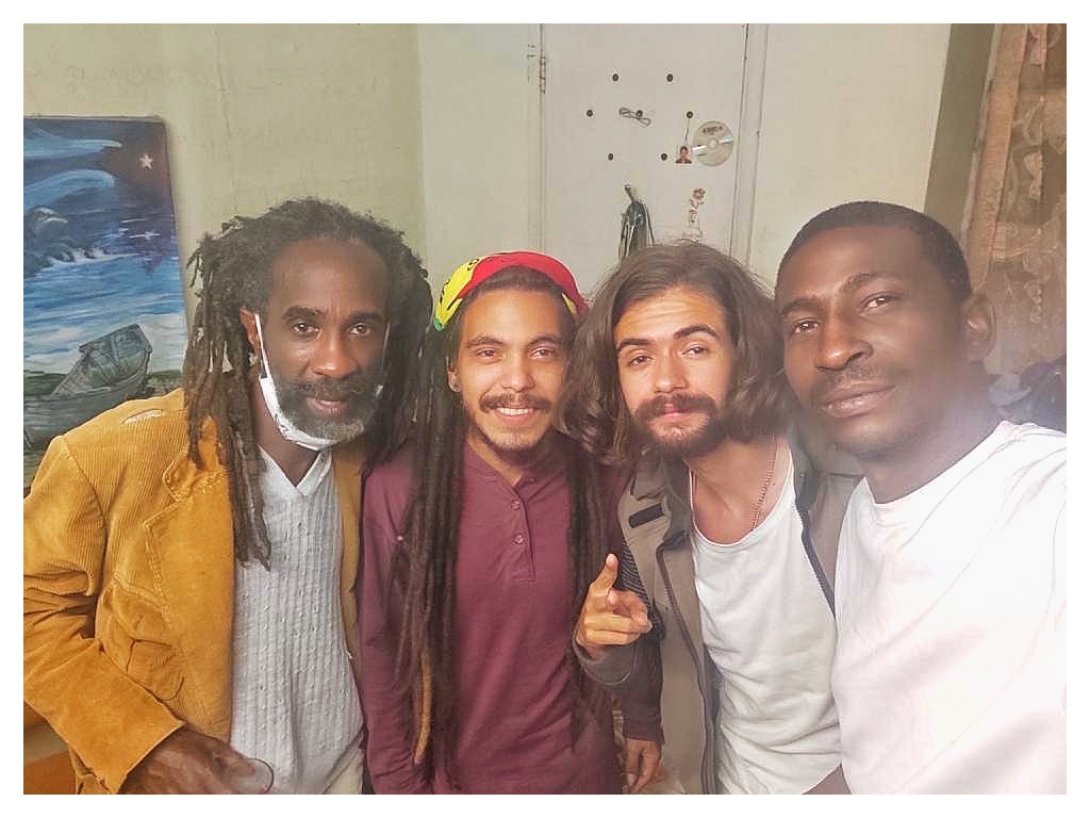 De izquierda a derecha: Rodolfo Rensoli, el guitarrista Andrés Mayo, Mauricio Mendoza y el rapero Joel Muwanda.