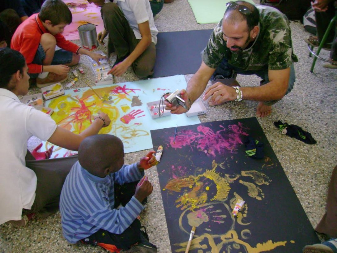 Rolando Vázquez con niños autistas de la escuela Dora Alonso.