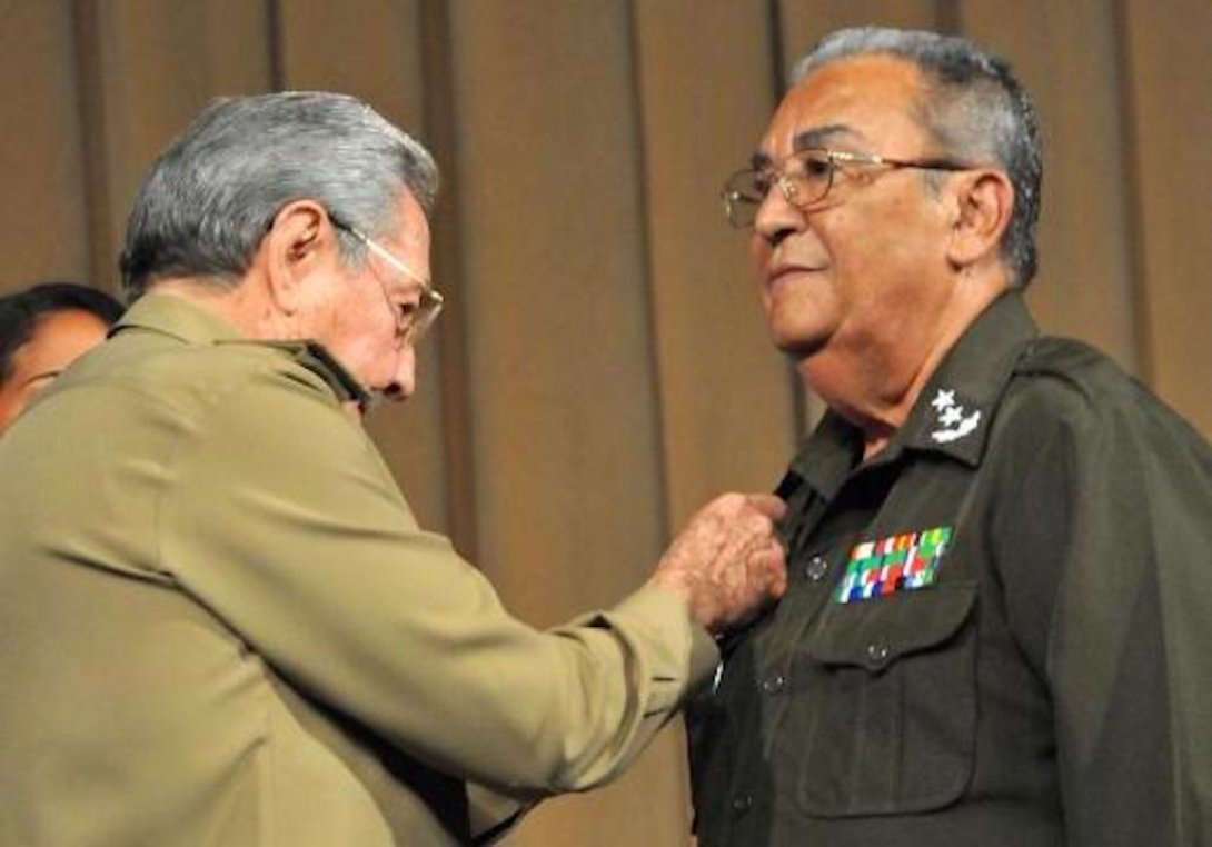 Raúl Castro condecora al general Romárico Vidal Sotomayor.