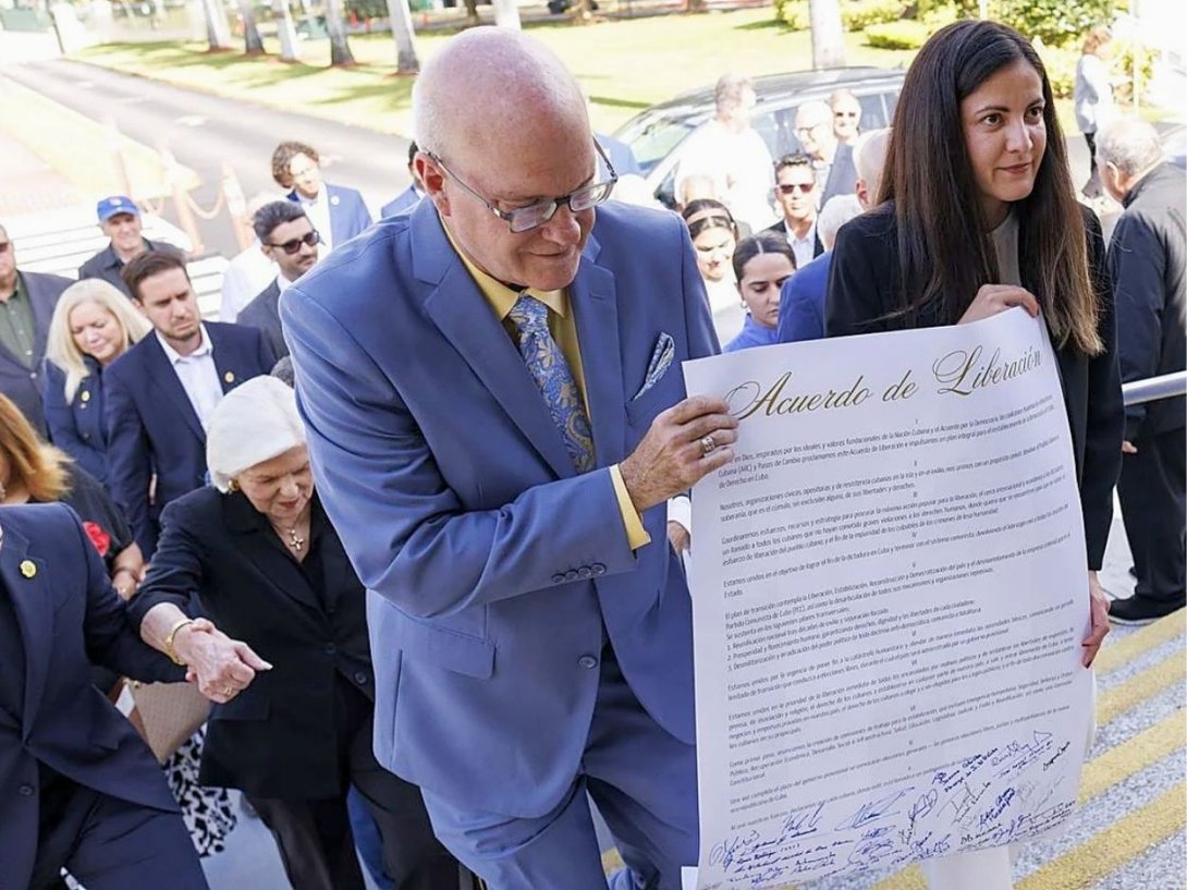 Orlando Gutiérrez-Boronat y Rosa María Payá, junto a disidentes y activistas cubanos, llevan el Acuerdo de Liberación firmado el 2 de marzo de 2026, a la ermita de la Caridad de Miami. Foto: EFE.