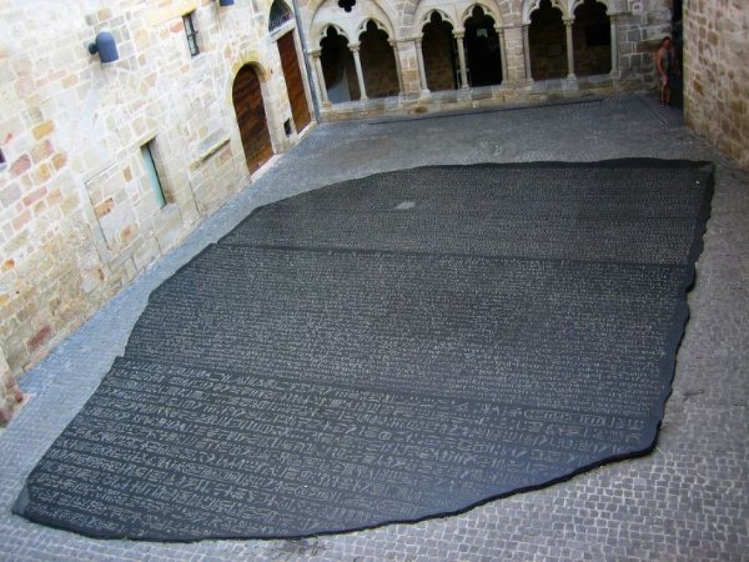 Réplica gigante de la "Piedra Rosetta" ubicada en Figeac , Francia, lugar de nacimiento de Jean-François Champollion (1990).