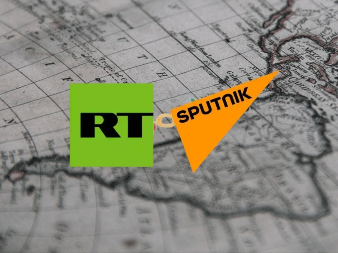 Logos de los medios oficiales rusos RT y Sputnik sobre mapa de Latinoamérica.
