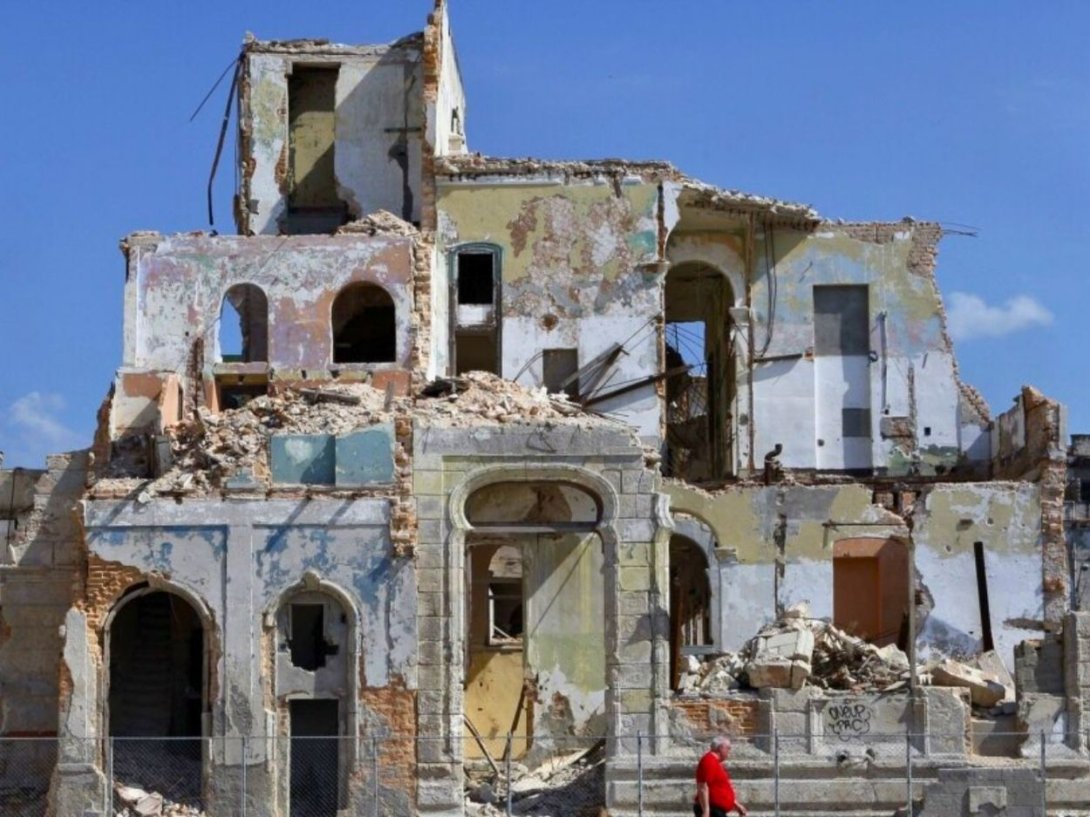 Edificio en ruinas en La Habana Vieja, Cuba.