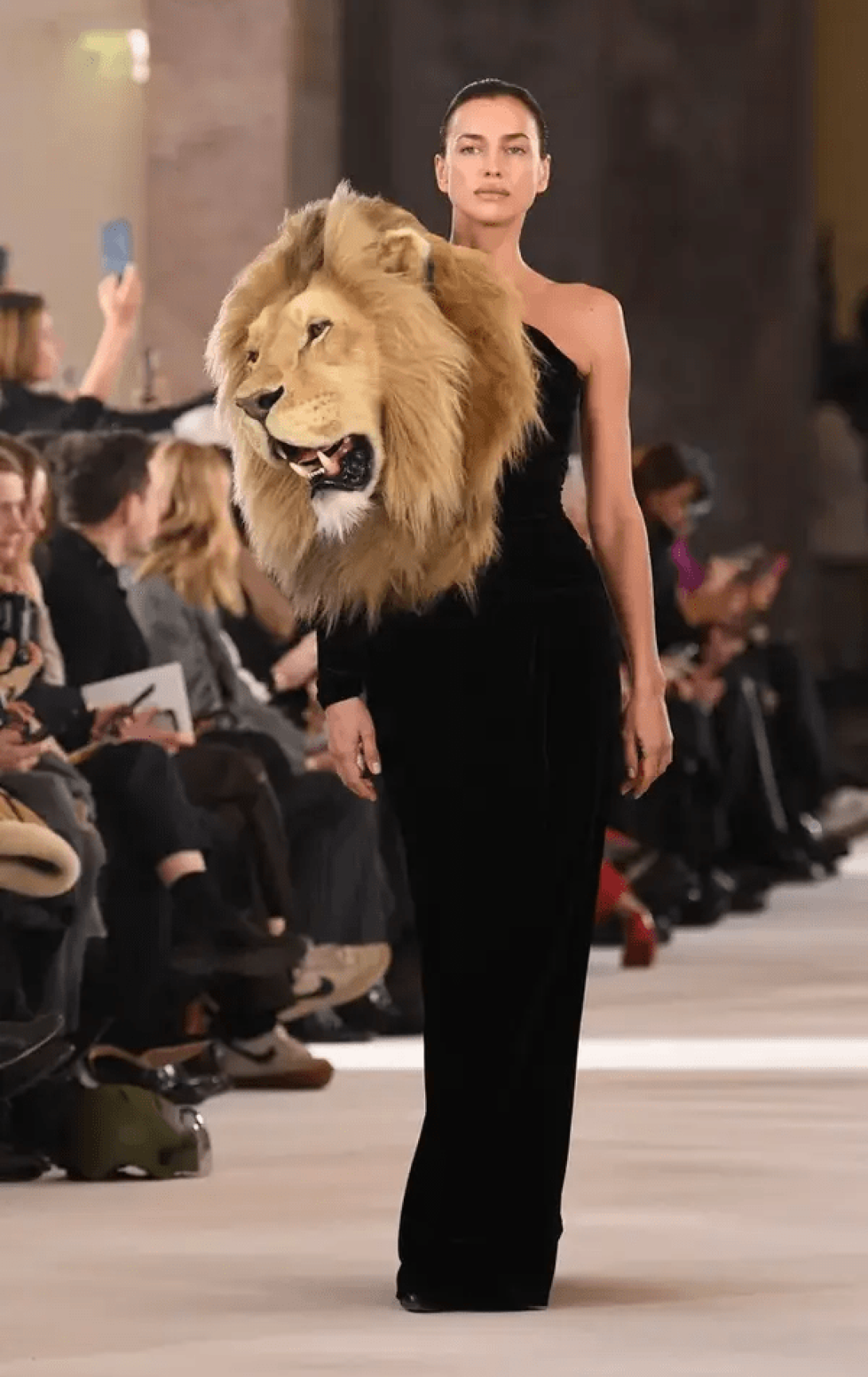 Modelo rusa Irina Shayk en la Semana de la Moda de París modelando un vestido con cabeza de león.