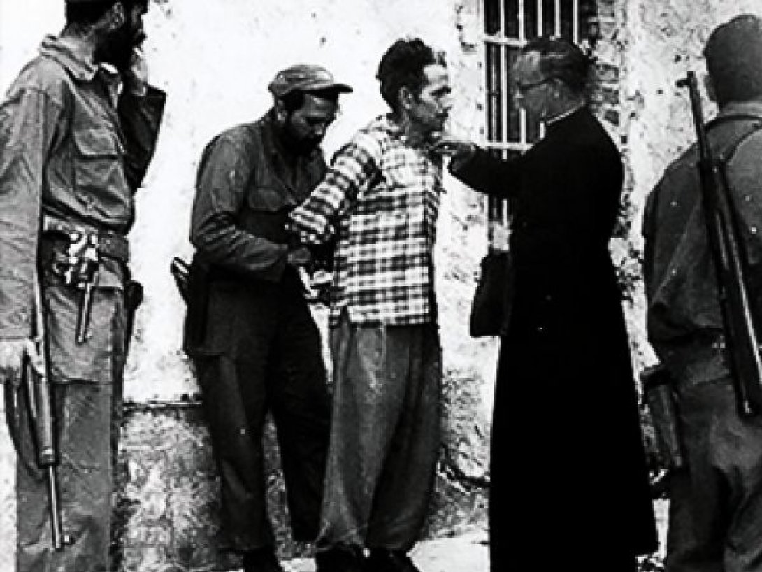 Sacerdote conversa con un prisionero minutos antes de su ejecución en La Cabaña, Cuba, 1959.