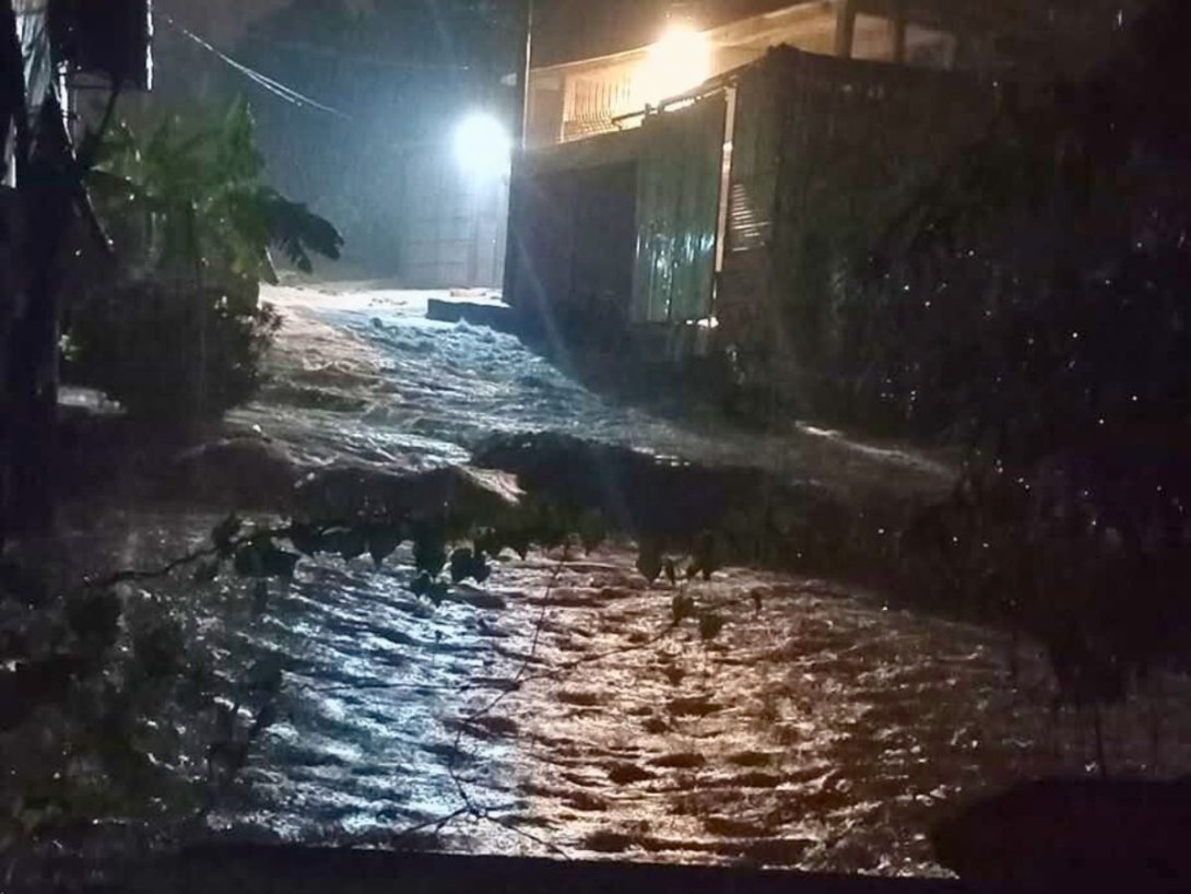 Calle de Santiago de Cuba de madrugada inundada por el paso de la Depresión tropical nro. 9 (2025).