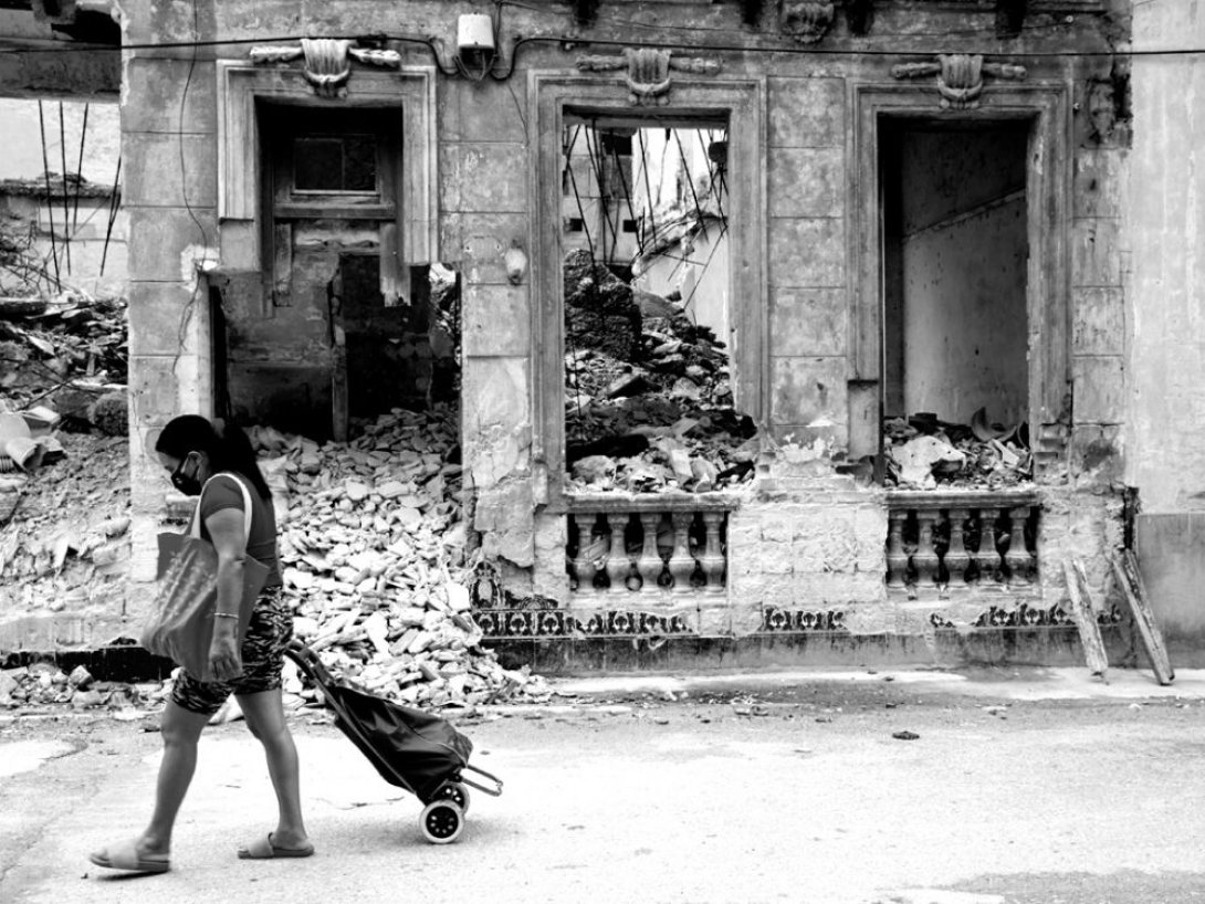 Mujer caminando por LH. 