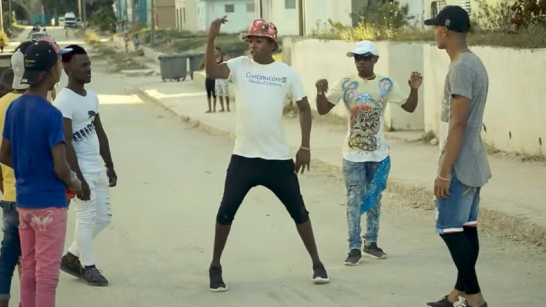 Jóvenes cubanos bailando reparto en un barrio pobre de la isla.