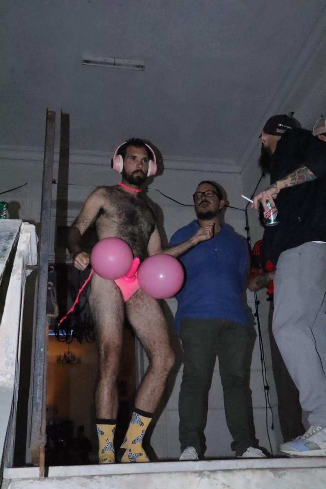 Performance "Happy Birthday" del artista cubano Yadian Rizo Abreu en el evento "Fuera de margen" (enero de 2026). Foto de Brayan Acosta.