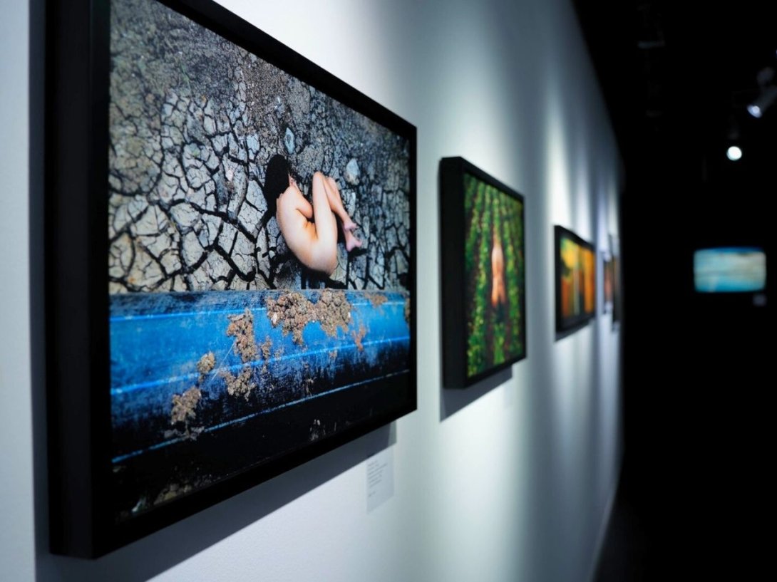 Segmento de la exposicion "La piel de la memoria" de la artista cubana Su_ayma Parra en el espacio Síintesis Digital, Madrid (enero-febrero-de-2026).