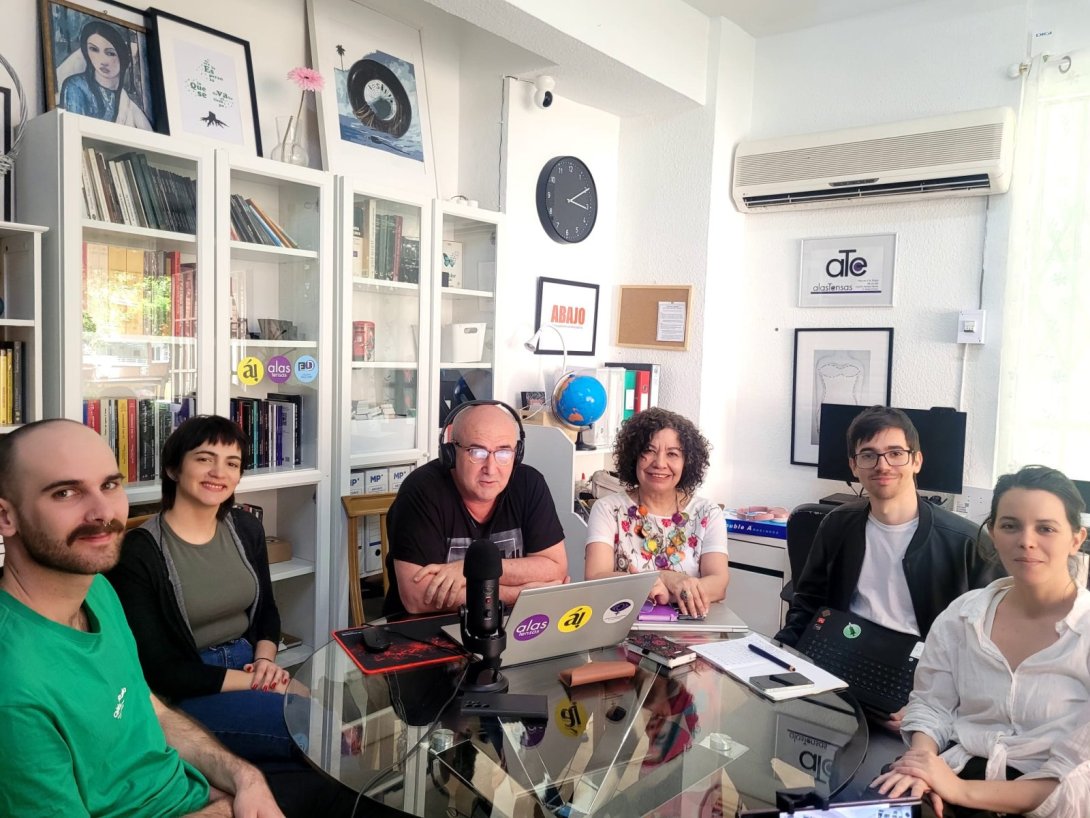 Reunión editorial en Madrid con integrantes de la revista Árbol Invertido. En la mesa aparecen Francis Sánchez (al centro, con micrófono), director del medio, e Ileana Álvarez (a su lado), fundadora de Alas Tensas, junto a Senén Alonso Alum y otros miembros del equipo.
