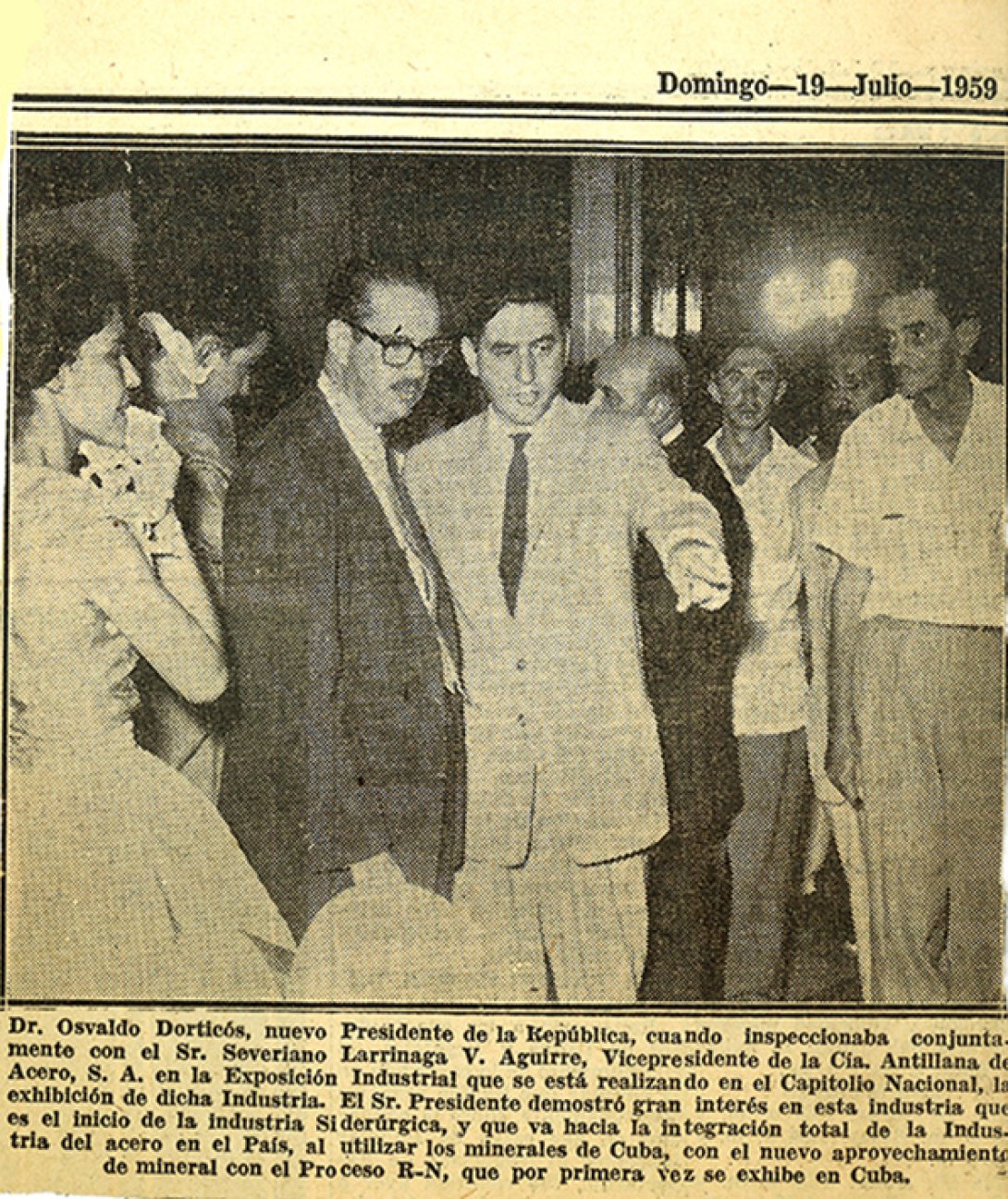 Dr. Osvaldo Dorticós, Presidente de la República de Cuba, junto al Sr. Severiano Larrinaga, Vicepresidente de la compañía Antillana de Acero en la Exposición Industrial en el Capitolio Nacional.