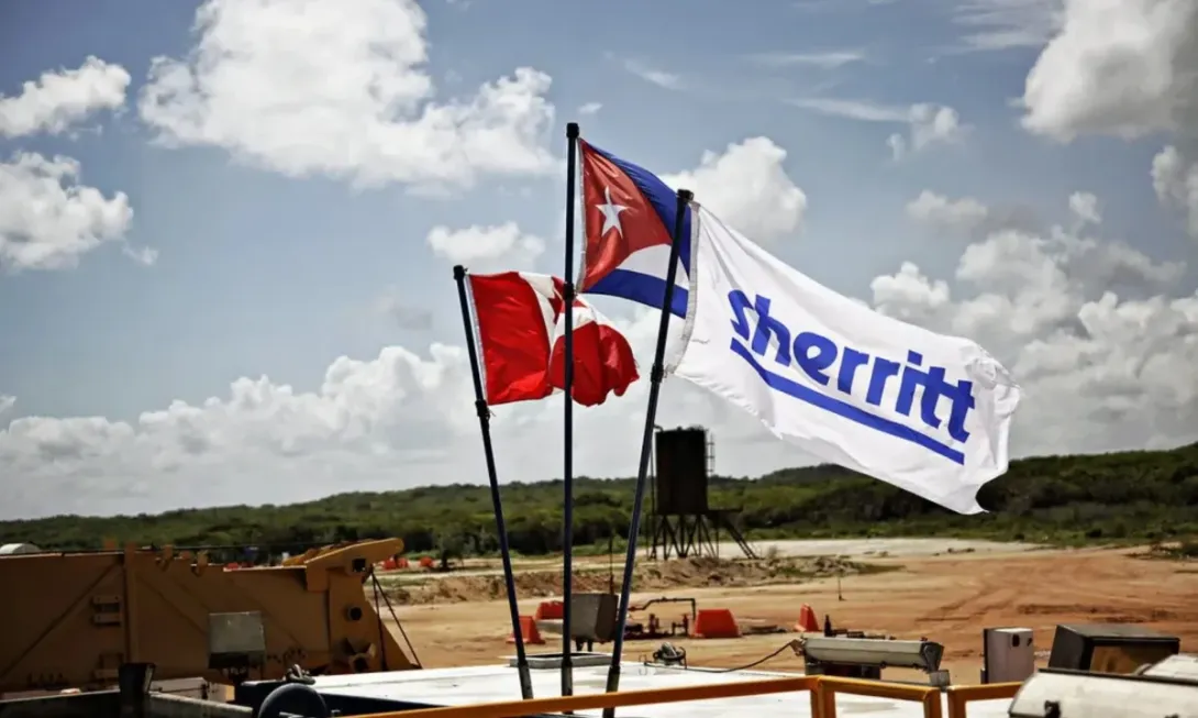 Banderas de Canadá, Cuba y de la empresa minera canadiense Sherrit International.