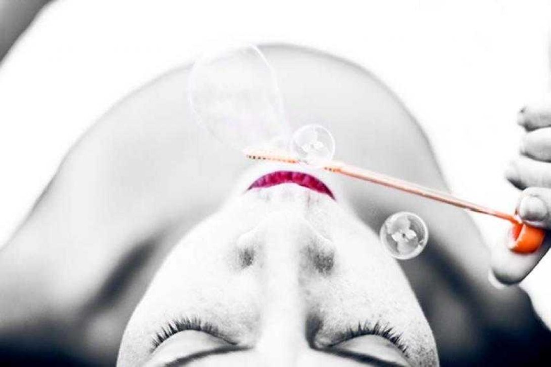 Mujer con burbujas. Foto de Silvia Corbelle