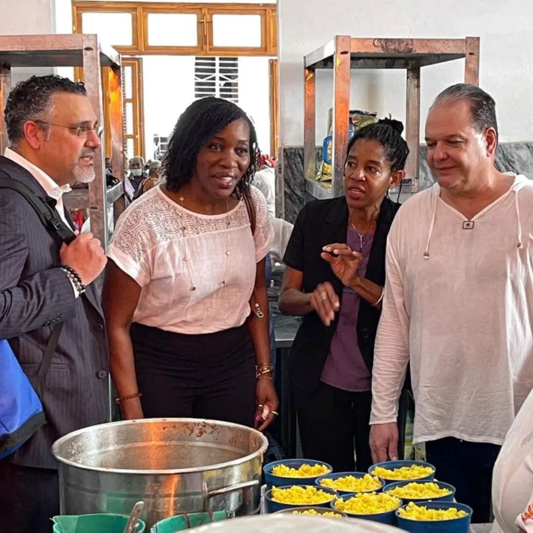Edem Wosornu (ONU) y Altaf Musani (Organización Mundial de la Salud) visitan proyectos de ayuda a personas pobres en Cuba (marzo de 2026). Foto: ONU Cuba.
