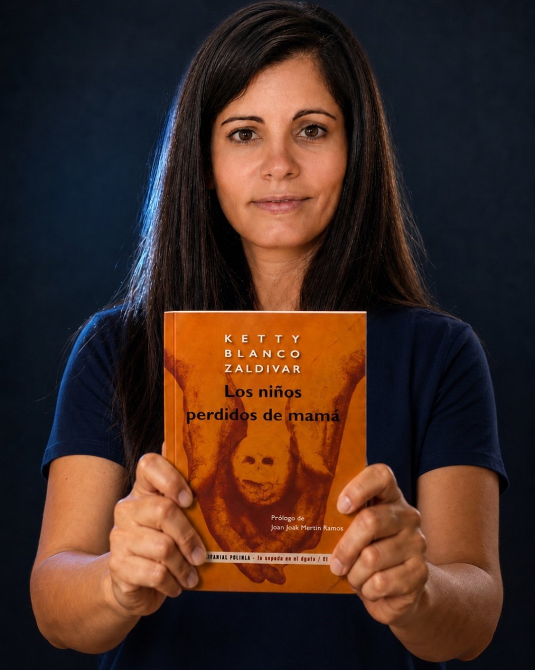 La escritora cubana Ketty Blanco Zaldívar y su libro "Los niños perdidos de mamá" (2025). Foto: Instagram.