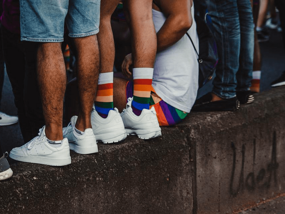 Piernas masculinos con medias con colores de la diversidad. 