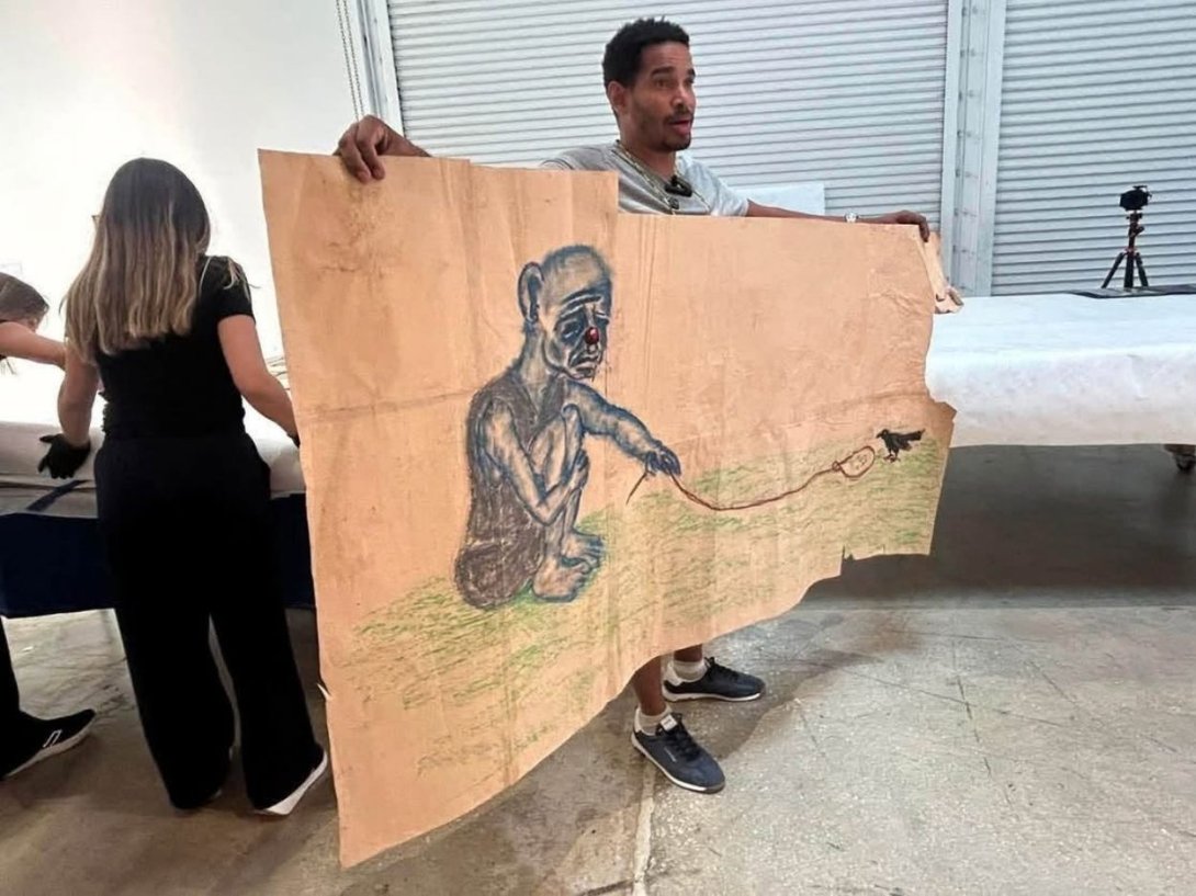 Luis Manuel Otero Alcántara mostrando una obra creada en la prisión política en Cuba (agosto de 2026). Foto: Carlos Ernesto Díaz González (Ktivo Disidente)