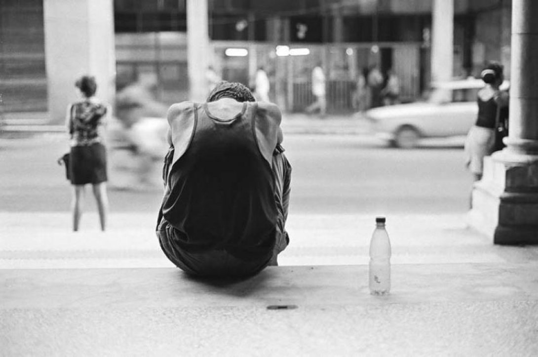 Vagabundo sentado de espaldas. Foto: Gustavo Pérez