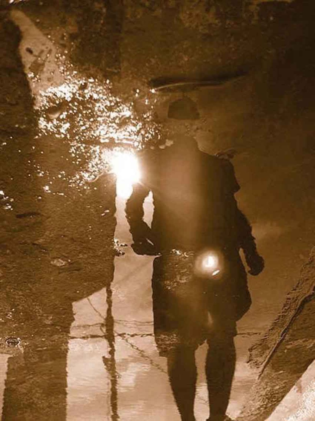 Sombra de niño sobre agua