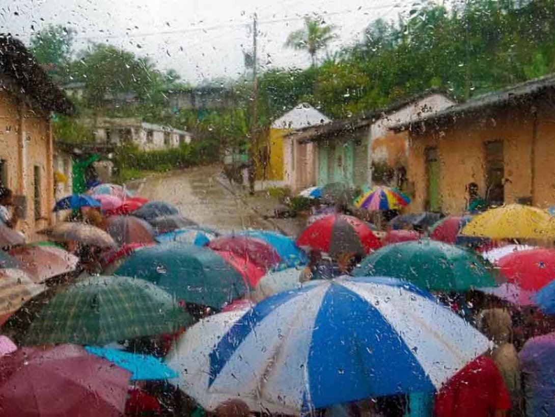 Sombrillas bajo la lluvia. Foto: Ileana Álvarez