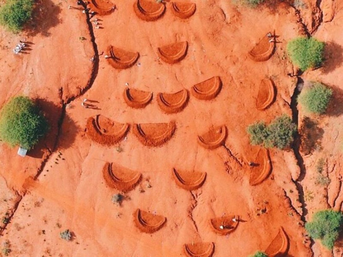 Agujeros en el suelo con forma de sonrisas.