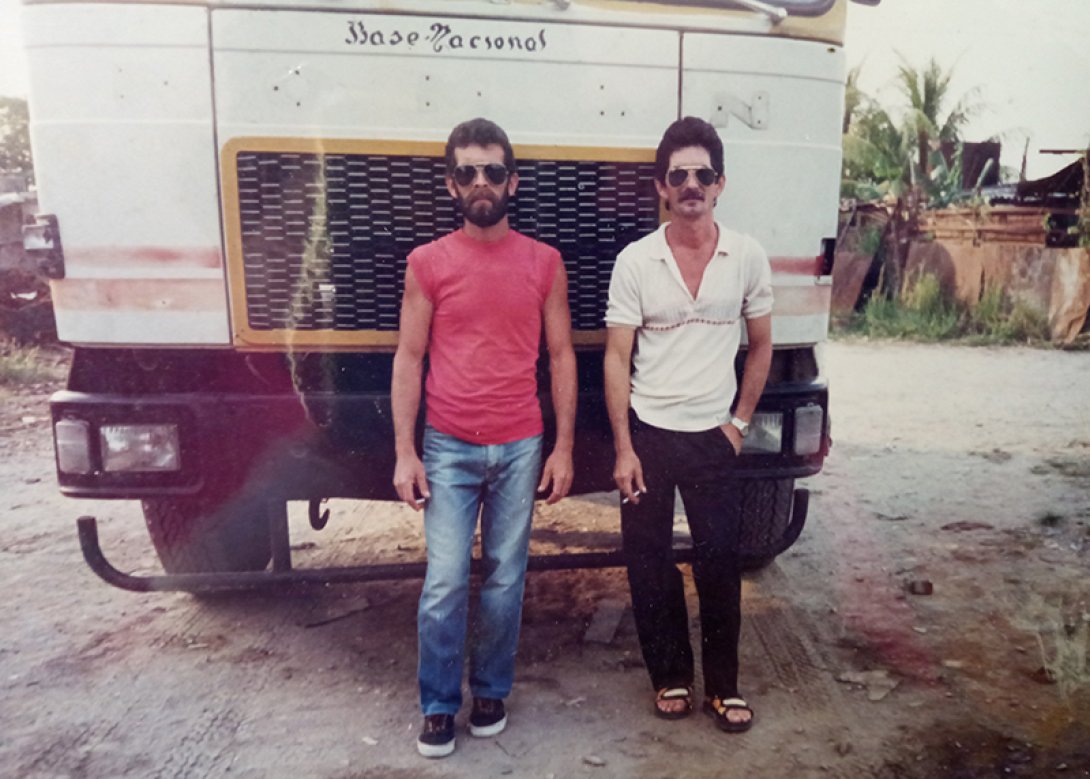 Roberto y Jorge, tíos del autor delante de un camión