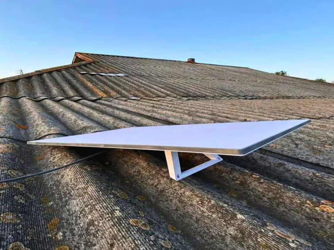 Un dispositivo de Starlink en el techo de una casa cubana. Foto tomada del sitio Revolico.com.