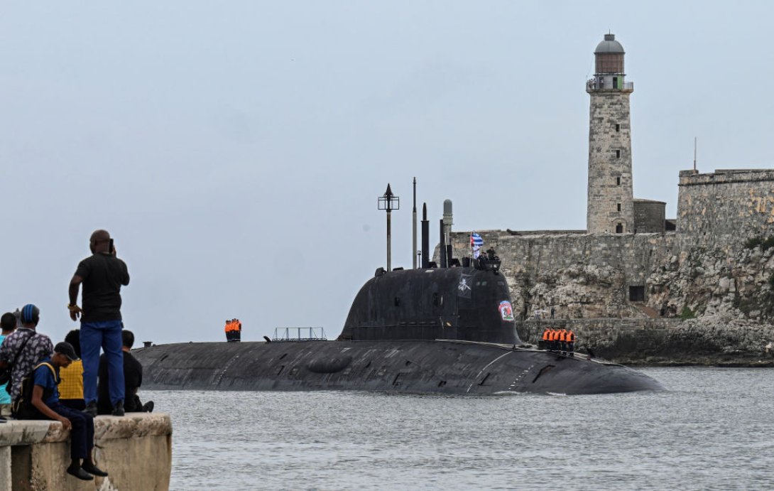 El submarino de propulsión nuclear Kazan entrando a La Habana.