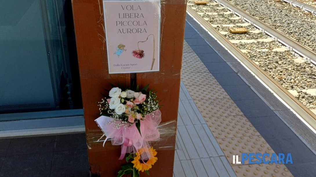 Inscripción en homenaje a la menor de edad fallecida en la estación de tren.