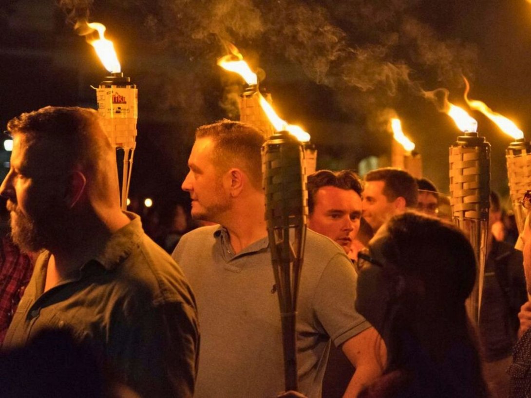 Supremacistas blancos marchan con antorchas por las calles de Charlottesville, Virginia (agosto de 2017).