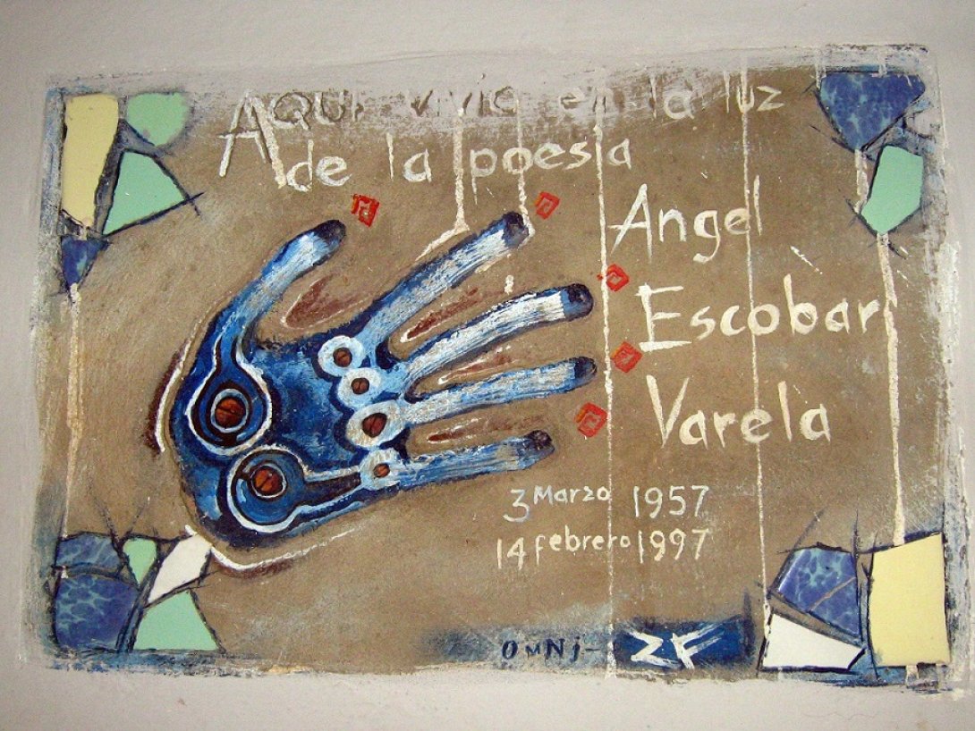 Tarja en casa donde vivió el poeta Ángel Escobar en Alamar