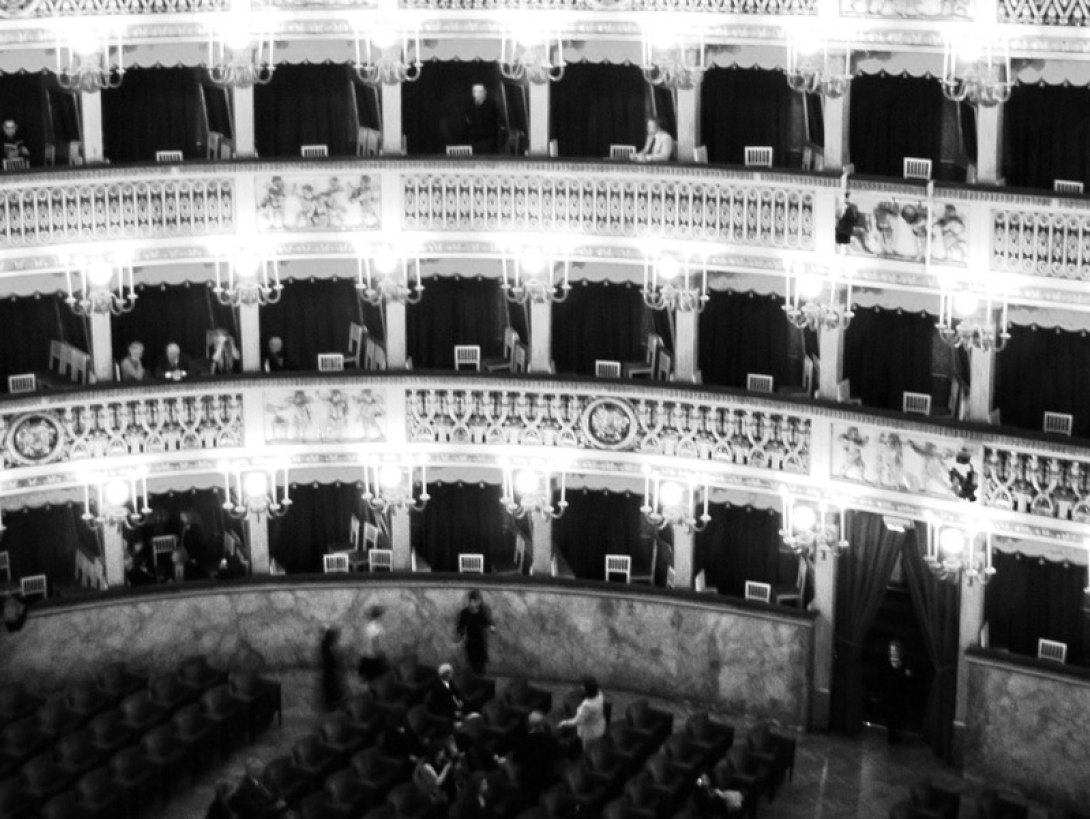 Interior de un teatro.